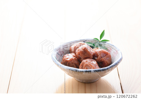 梅干し 紀州南高梅 （ 白干し梅 ） 塩だけで漬けた昔ながらの酸っぱくて塩辛い梅干し 120672262