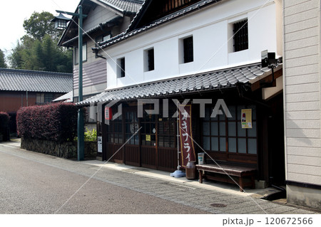 佐賀県嬉野市　塩田津の伝統的建造物群保存地区の町並み 120672566
