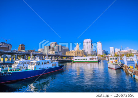 日本の横浜都市景観 歩道橋のある街。関内駅前の再開発や県庁や観光船、税関、大観覧車などを望む＝28日 120672656