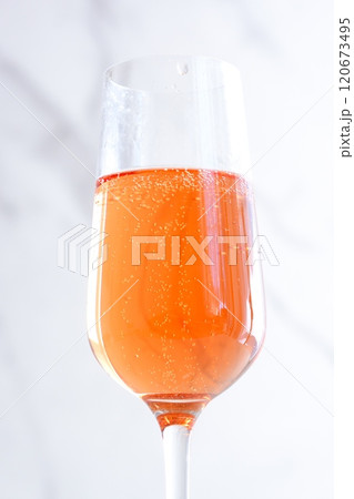 よく冷えたロゼのシャンパン（スパークリングワイン） 120673495