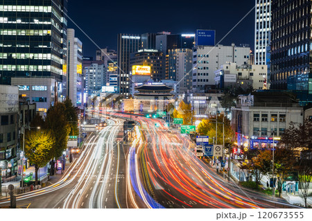 ソウル　南大門（崇礼門）と世宗大路　夜景 120673555