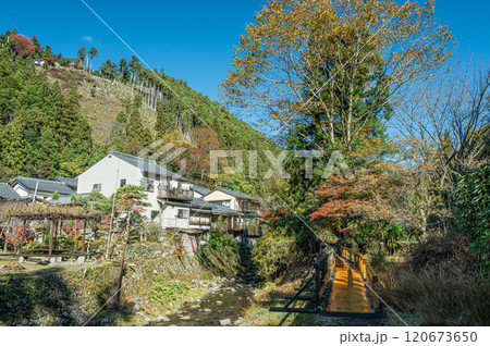 秋の鞍馬風景　京都市 120673650