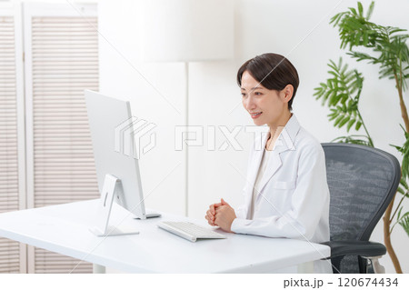 オンライン診療をする女性医師 オンライン診療をする女性医師 120674434