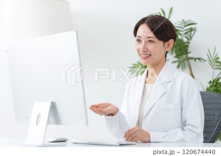 オンライン診療をする女性医師	 120674440