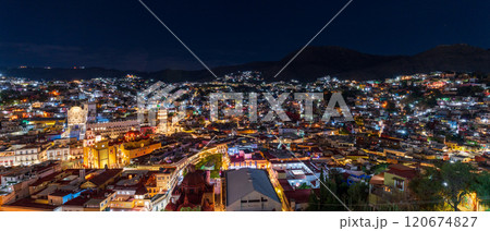 メキシコ・グアナファトの夜景　大パノラマ 120674827