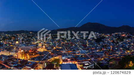 メキシコ・グアナファトの夜景 大パノラマ メキシコ・グアナファトの夜景 大パノラマ 120674829