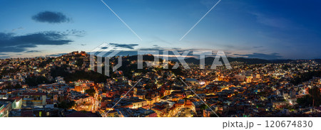 メキシコ・グアナファトの夜景 大パノラマ メキシコ・グアナファトの夜景 大パノラマ 120674830