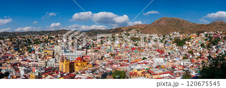 メキシコ・グアナファトの都市風景　大パノラマ 120675545