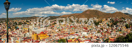 メキシコ・グアナファトの都市風景　大パノラマ 120675546