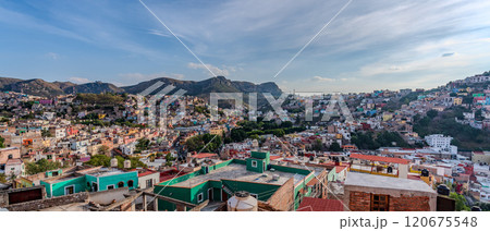 メキシコ・グアナファトの都市風景 大パノラマ メキシコ・グアナファトの都市風景 大パノラマ 120675548