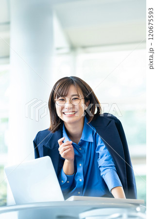 パソコンで仕事をする女性 120675593