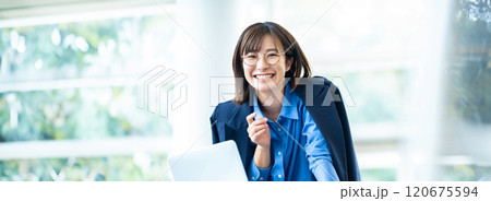 パソコンで仕事をする女性 120675594