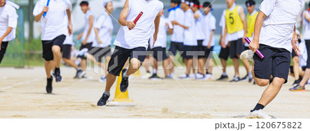 青春の一瞬 高校生が運動会のリレーで力走する姿 120675822