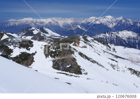 乗鞍岳から望む残雪の北アルプス 120676008