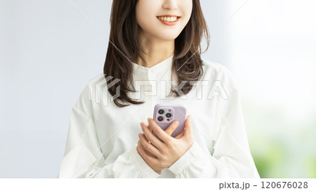 スマホを持つ笑顔の女性・ビジネスウーマン スマホを持つ笑顔の女性・ビジネスウーマン 120676028