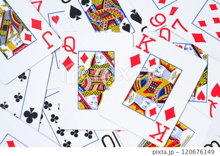 ランダムに並べたトランプのカード 120676149