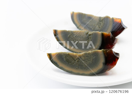 スライスしたピータンのクローズアップ 120676196