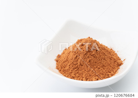 角小鉢に入ったシナモンパウダー 120676684