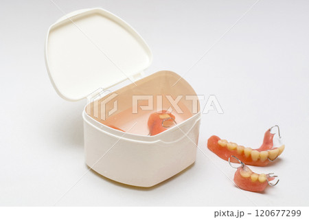 入れ歯の手入れ 120677299