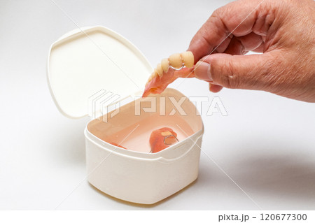 部分入れ歯の手入れ 部分入れ歯の手入れ 120677300