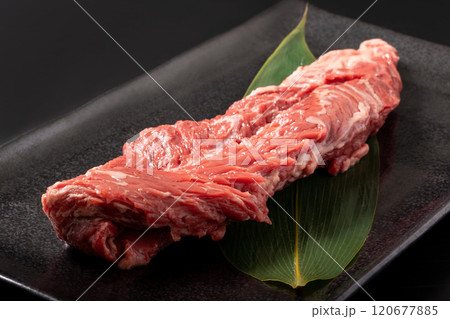 ［オーストラリア産］牛サガリ　ステーキ用 120677885