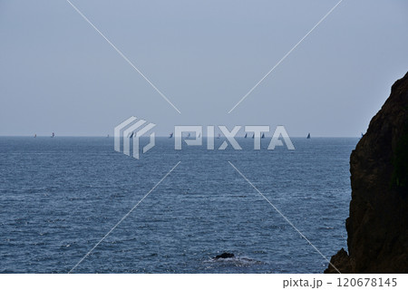 沖のヨットの船団 沖のヨットの船団 120678145