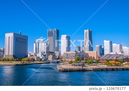 日本の横浜都市景観 富士山や神奈川県警察、ランドマークタワー、みなとみらいなどを望む。珍景＝28日 120678177