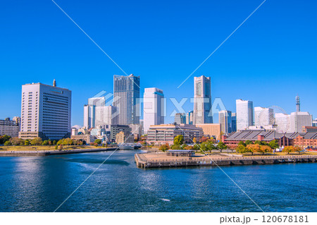 日本の横浜都市景観 富士山や神奈川県警察、ランドマークタワー、みなとみらいなどを望む。珍景＝28日 120678181