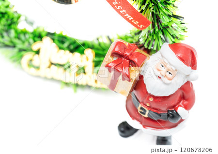 白背景のクリスマスイメージ素材 120678206
