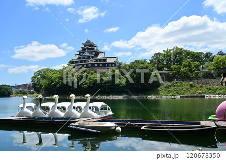 岡山城の天守と旭川 120678350