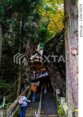 秋の榛名神社 双龍門へ続く石段を登る参拝客 秋の榛名神社 双龍門へ続く石段を登る参拝客 120678879