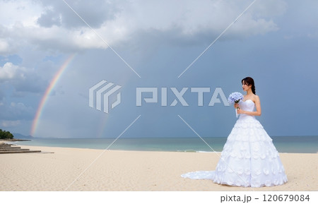 海辺でブーケを持つ花嫁 120679084