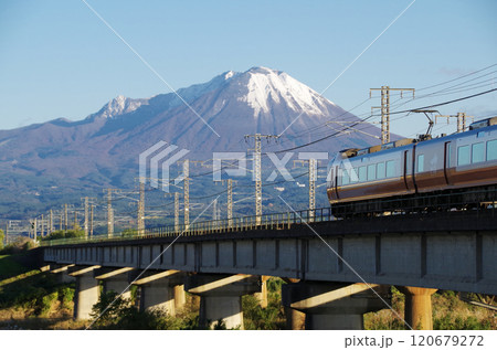 初冠雪の大山の裾野に向かって日野川橋梁を高速で駆け抜ける岡山行き最新型273系特急やくも22号の横顔 120679272