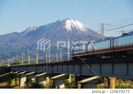 初冠雪の大山の裾野に向かって日野川橋梁を高速で駆け抜ける岡山行き最新型273系特急やくも22号の横顔 120679273