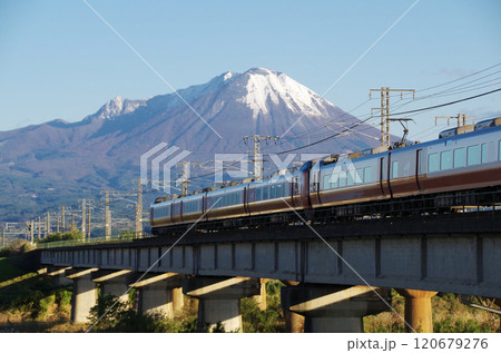 初冠雪の大山の裾野に向かって日野川橋梁を高速で駆け抜ける岡山行き最新型273系特急やくも22号の横顔 120679276
