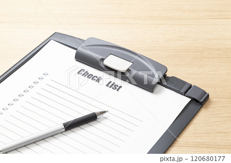 机に置かれたチェックリスト 机に置かれたチェックリスト 120680177