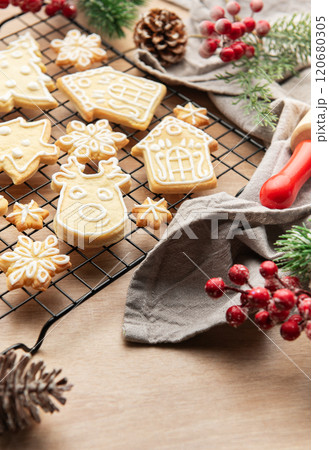 Christmas cookies cooling on rack with festive decorations and rolling pin 120680305