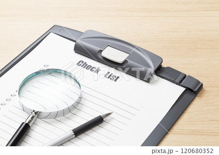 机に置かれたチェックリスト 机に置かれたチェックリスト 120680352