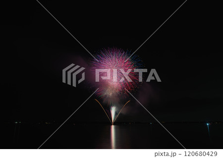 湖西市の湖西湖上花火大会の夜空に咲く打ち上げ花火(静岡県) 120680429