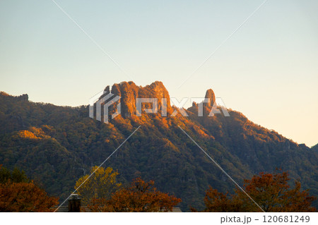 群馬県 夕焼けに染まる妙義山 群馬県 夕焼けに染まる妙義山 120681249