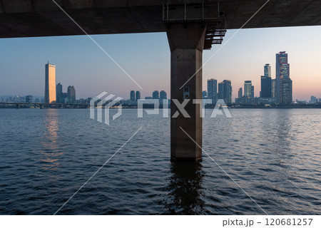 Night view of cityscape of Seoul capital of South Korea and Hangang river 120681257