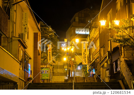 群馬県渋川市 夜の伊香保、伊香保温泉石段街 群馬県渋川市 夜の伊香保、伊香保温泉石段街 120681534