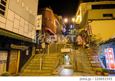 群馬県渋川市 夜の伊香保、伊香保温泉石段街 120681543