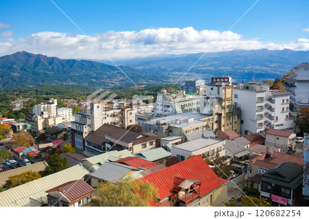 群馬県渋川市 秋の伊香保、伊香保温泉の街並み 120682254
