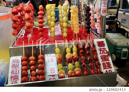台湾夜市・糖葫蘆(タンフールー)屋台 120682413