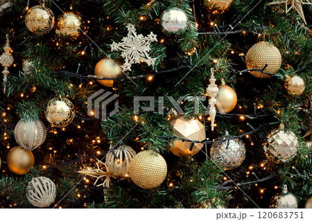 クリスマスツリーのオーナメントにクローズアップした背景素材用写真 120683751