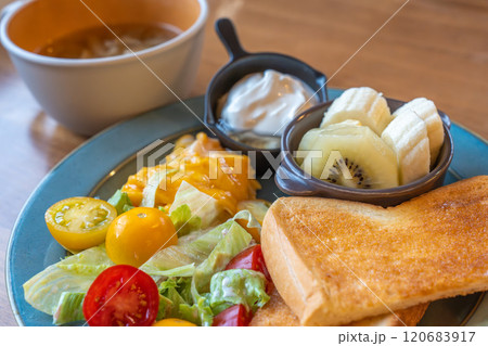 パンと卵とスープとフルーツのある朝食 120683917