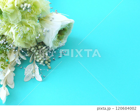 白と緑のブーケ(青緑背景) 白と緑のブーケ(青緑背景) 120684002