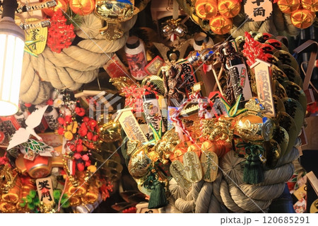 酉の市 縁起物の熊手 縁起熊手を飾る屋台 酉の市 縁起物の熊手 縁起熊手を飾る屋台 120685291