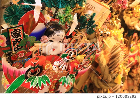 酉の市 縁起物の熊手 縁起熊手を飾る屋台 酉の市 縁起物の熊手 縁起熊手を飾る屋台 120685292